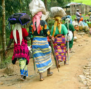 Rwanda. Gisovu. Vendredi, jour de visite des femmes à leurs maris génocidaires. 

		Photo Monique Mas