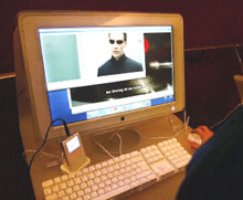 <P>Démonstration de piratage audiovisuel lors d'un atelier de sensibilisation à la piraterie électronique de contenus culturels.</P> 

		(Photo : AFP)