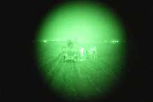 La frontière Irak-Syrie vue par le biais de la caméra de vision thermique d'un blindé américain du 14e régiment de cavalerie, le 16 mars 2004. 

		(Photo: AFP)