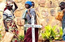 Sur le site du Mémorial de Gisozi, perpétuant le souvenir des victimes du génocide rwandais, plus de 250 000 cadavres sont enterrés dans une fosse commune. 

		(Photo: AFP)