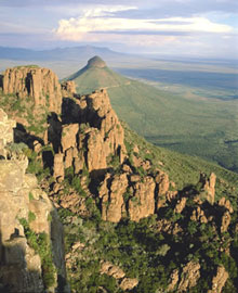 La ville est située à 759 mètres d'altitude, à proximité de la colline "Spandau Kop". 

		(Photo: South African Tourism)