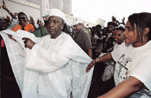 Mamadou Bâ (G), président de l'Union des forces démocratiques de Guinée (UFDG) 

		(Photo AFP)