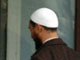 L'imam de Vénissieux Abdelkader Bouziane arrive le 20 avril 2004 au centre de rétention de l'aéroport de Lyon. 

		(Photo AFP)