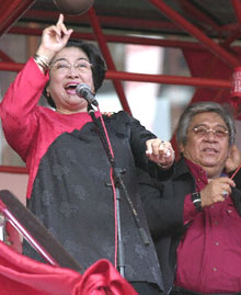 Megawati Sukarnoputri, accompagnée de son mari Taufik Kiemas, lors d'un meeting le 28 mars 2004 

		(Photo AFP)