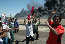 Plusieurs centaines d'insurgés ont pris le contrôle de l'autoroute qui relie Abou Ghraib à Falloujah. 

		Photo : AFP