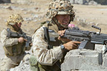 Les marines américains maintiennent leur position à Falloujah. 

		Photo : AFP