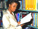 Jeune femme dans une bibliothèque sud-africaine.(Photo: <i>South African Tourism<i>)
