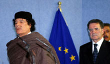 L'arrivée du chef de l'Etat libyen Mouammar Kadhafi (G) et du président de la Commission européenne Romano Prodi pour la conférence de presse bilatérale à Bruxelles. 

		(Photo : AFP)
