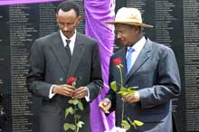 Paul Kagame, le président du Rwanda et Yoweri Museveni, le président ougandais, sur le site du mémorial de Gisozi. «<i>Le génocide est une idée étrangère</i>», accuse Museveni. 

		(Photo: AFP)