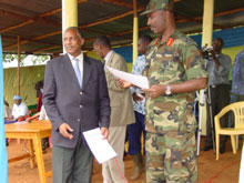 Rwanda. Muhazi.  A droite le chef d'état major de l'armée de terre le général Kayomba. A gauche le pdt de la commission de démobilisation et de  réintégration  Jean Sayinzoga.(photo Monique Mas/RFI)