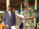 Rwanda Muhazi  A droite le chef d'état major de l'armée de terre le général Kayomba A gauche le pdt de la commission de démobilisation et de  réintégration  Jean Sayinzoga 

		(photo Monique Mas/RFI)