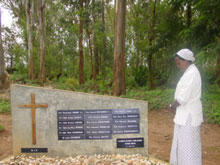 Remera Christus Center. Soeur Dominique devant la tombe des jésuites, abbés et religieux assassinés pendant le génocide d'avril 1994.(Photo Monique Mas/RFI)