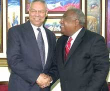 Le secretaire d'Etat américain Colin Powell est reçu le 5 avril 2004 à Haïti par le nouveau Premier ministre Gérard Latortue. 

		(Photo: AFP)