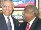 Le secretaire d'Etat américain Colin Powell est reçu le 5 avril 2004 à Haïti par le nouveau Premier ministre Gérard Latortue.(Photo: AFP)