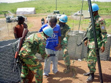 À Gbarnga, au centre du pays, la reprise du désarmement a officiellement débuté le jeudi 15 Avril. 

		(Photo : AFP)
