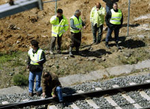 Les explosifs que contiennent la bombe trouvée sur la voie ferrée sont de même nature que ceux utilisés pour les attentats de Madrid, le 11 mars dernier. 

		(Photo : AFP)