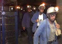 Des mineurs sortent d'une mine de l'est de la France après une journée de travail. La France a cessé l'extraction de la houille de son sous-sol en avril 2004. 

		(Photo: AFP)