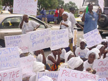 Des centaines de femmes ont défilé dans le centre de Monrovia contre les crimes rituels dont sont victimes les femmes et les enfants. 

		(Photo : Zoom Dosso/RFI)