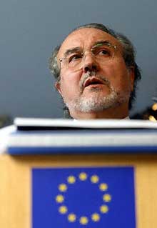 Le commissaire européen chargé des Affaires économiques et monétaires, Pedro Solbes, rejoint le nouveau gouvernement espagnol comme ministre de l'Economie. 

		(Photo: AFP)