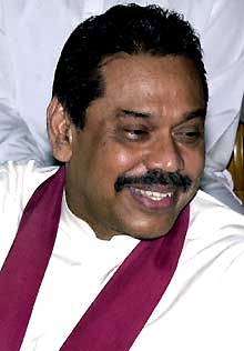 Le nouveau Premier ministre du Sri Lanka, Mahinda Rajapakse, souriant, après sa nomination, le 6 avril 2004. 

		(Photo: AFP)