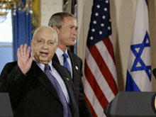 Le président Bush apporte son soutien à Ariel Sharon lors de leur rencontre à la Maison Blanche. 

		(Photo : AFP)