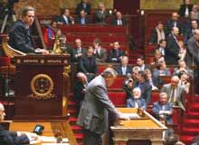 Le Premier ministre Jean-Pierre Raffarin engage la responsabilité de son gouvernement devant les députés.  

		(Photo AFP)