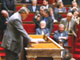 Le Premier ministre Jean-Pierre Raffarin engage la responsabilité de son gouvernement devant les députés.  

		(Photo AFP)