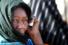 Une victime du conflit du Darfour attend de se faire soigner dans une antenne de Médecins sans frontières à Tine au Tchad. 

		(Photo: AFP)