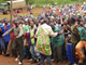 Au Rwanda, à  Muhazi, l'armée dégraisse. Les «nouveaux anciens» combattants dansent. 

		Photo: Monique Mas