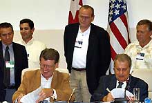 Signature d'un accord commercial Etats-Unis-Cuba. Après l'ouragan <i>Michelle</i>, à l'automne 2000, le Congrès américain a autorisé la vente à Cuba de certains produits. 

		(Photo: Toni Giron)