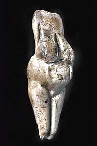 Statuette féminine de Kostenki en ivoire de mammouth. &#13;&#10;&#13;&#10;&#9;&#9;(Photo: A. N. Tikhomirov, MAE RAS)