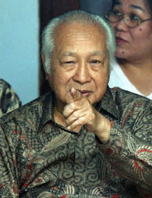 Le dépouillement des bulletins n’est pas encore terminé, mais la victoire du parti de l’ancien dictateur Suharto (photo) fait la Une de la presse indonésienne. 

		(Photo AFP)