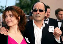 Les comédiens Agnès Jaoui et Jean-Pierre Bacri soutiennent la lutte des intermittents du spectacle lors de la montée des marches au festival de Cannes. 

		(Photo: AFP)