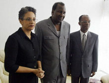 Jean-Bertrand Aristide et son épouse, Milfred, en compagnie du Président de l'union africaine, Alpha Oumar Konare, le 9 mars dernier à Bangui. 

		(Photo : AFP)