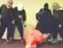 Un site internet considéré comme proche d'Al-Qaïda montre l'exécution de l'Américain, Nicholas Berg, 26 ans. 

		