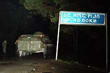 Un véhicule blindé géorgien stationne non loin des limites de la province dissidente d'Adjarie. 

		(Photo: AFP)