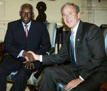 Le président américain George Bush recoit à Washington son homologue angolais, José Eduardo dos Santos à la Maison Blanche. L’Angola est le deuxième producteur de brut de l’Afrique subsaharienne. 

		(Photo : AFP)