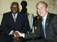 Le président américain George Bush recoit à Washington son homologue angolais, José Eduardo dos Santos à la Maison Blanche. L’Angola est le deuxième producteur de brut de l’Afrique subsaharienne 

		(Photo : AFP)