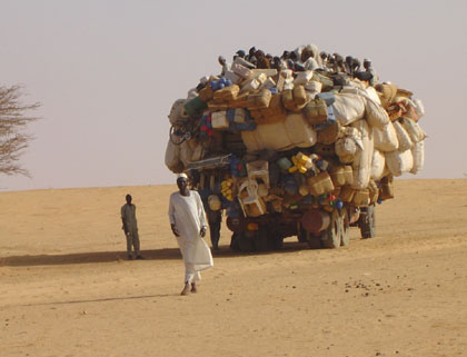 Un camion transportant des marchandises et des passagers ; illustration des difficultés de transport dans l'est du Tchad. 

		(Photo : Stanislas Ndayishimiye/RFI)