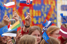 Au cours d'une cérémonie marquant l'élargissement de l'Union européenne en mai 2004. 

		(Photo: Parlement européen)