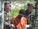Transport d'un prisonnier à l'intérieur du camp de Guantanamo. 

		(Photo : AFP)
