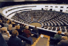 Les eurodéputés présents dans l'hémicycle du Parlement européen à Bruxelles veulent «juger sur pièce» la politique annoncée pour les six prochains mois par le Premier ministre britannique. 

		(Photo: Parlement européen)