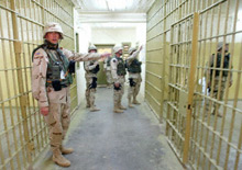 Selon un rapport de l’armée, les mauvais traitements et les sévices auraient été généralisés dans les prisons sous contrôle américain. 

		(Photo : AFP)