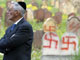 Un membre de la communauté juive se tient dans le cimetière juif d'Herrlisheim après la découverte de la profanation de 127 tombes. 

		(Photo : AFP)