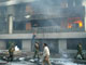 Le ministère du Travail en proie aux flammes après les affrontements entre les manifestants et   l'armée. 

		(Photo : AFP)