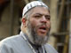 L'iman Abou Hamza al-Masri devant la mosquée de Finsbury Park de Londres. 

		(Photo : AFP)