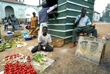 Un marché à Bunia en RDC. Les violences persistantes empêchent la reconstruction et le développement du commerce dans le pays. 

		(Photo: AFP)