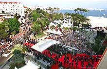 Les intermittents vont pouvoir exprimer leurs revendications en montant le tapis rouge lors de la cérémonie d'ouverture du 57e Festival de Cannes. 

		(Photo : AFP)