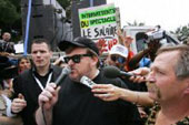 Michael Moore et José Bové, à la manifestion des intermittents du spectacle, le 15 mai à Cannes. 

		(Photo: AFP)