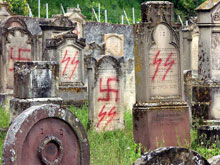 Inscriptions pro-nazies et antisémites dans le cimetiere juif d'Herrlisheim. 

		(photo : AFP)